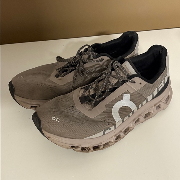 On Cloudmonster Size 10.5 - Picture 2 of 9